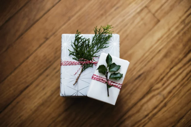 como decorar regalos de navidad con ramas