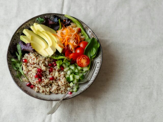 ensalada de quinoa como receta de otoño